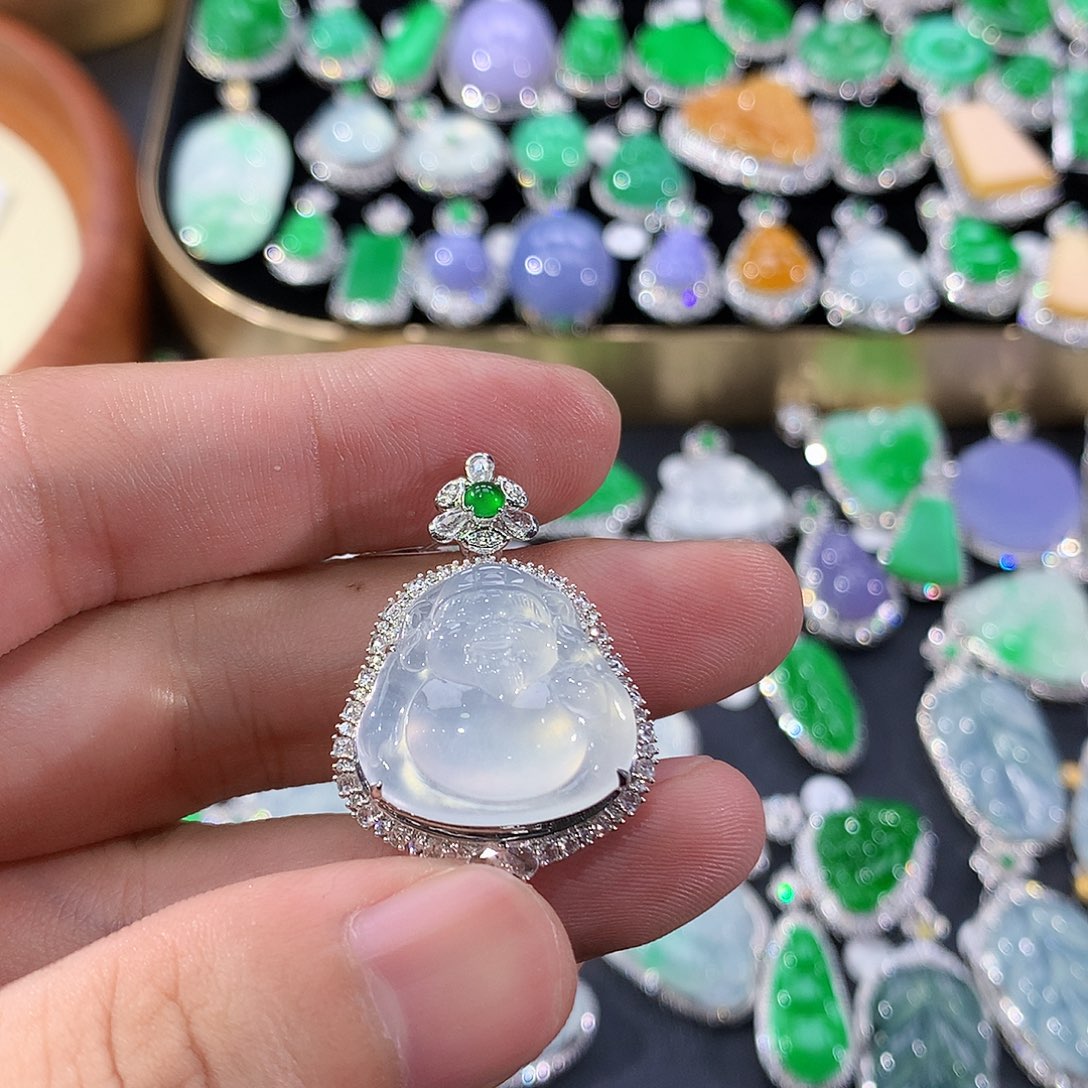 翡翠18K金镶嵌颈饰