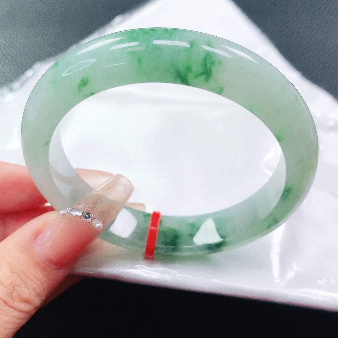 翡翠手镯未镶嵌54圈