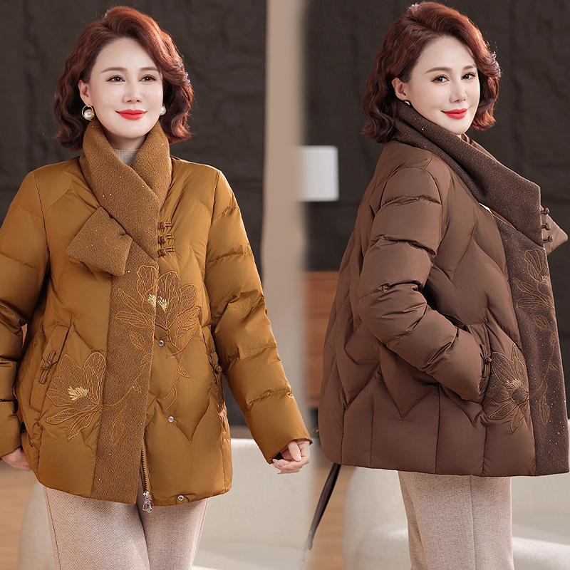 高端品牌妈妈冬装洋气刺绣羽绒服时尚新款中老年人保暖围巾领外套