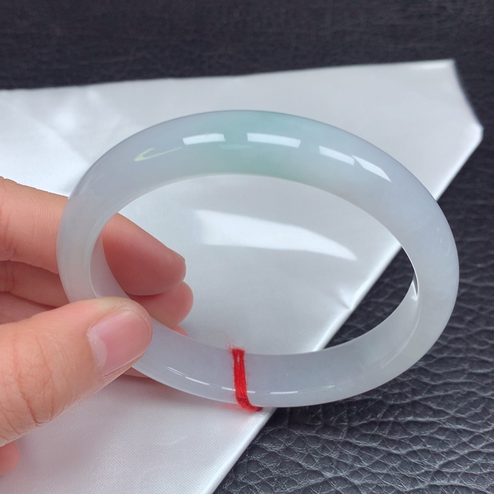 翡翠手镯未镶嵌。