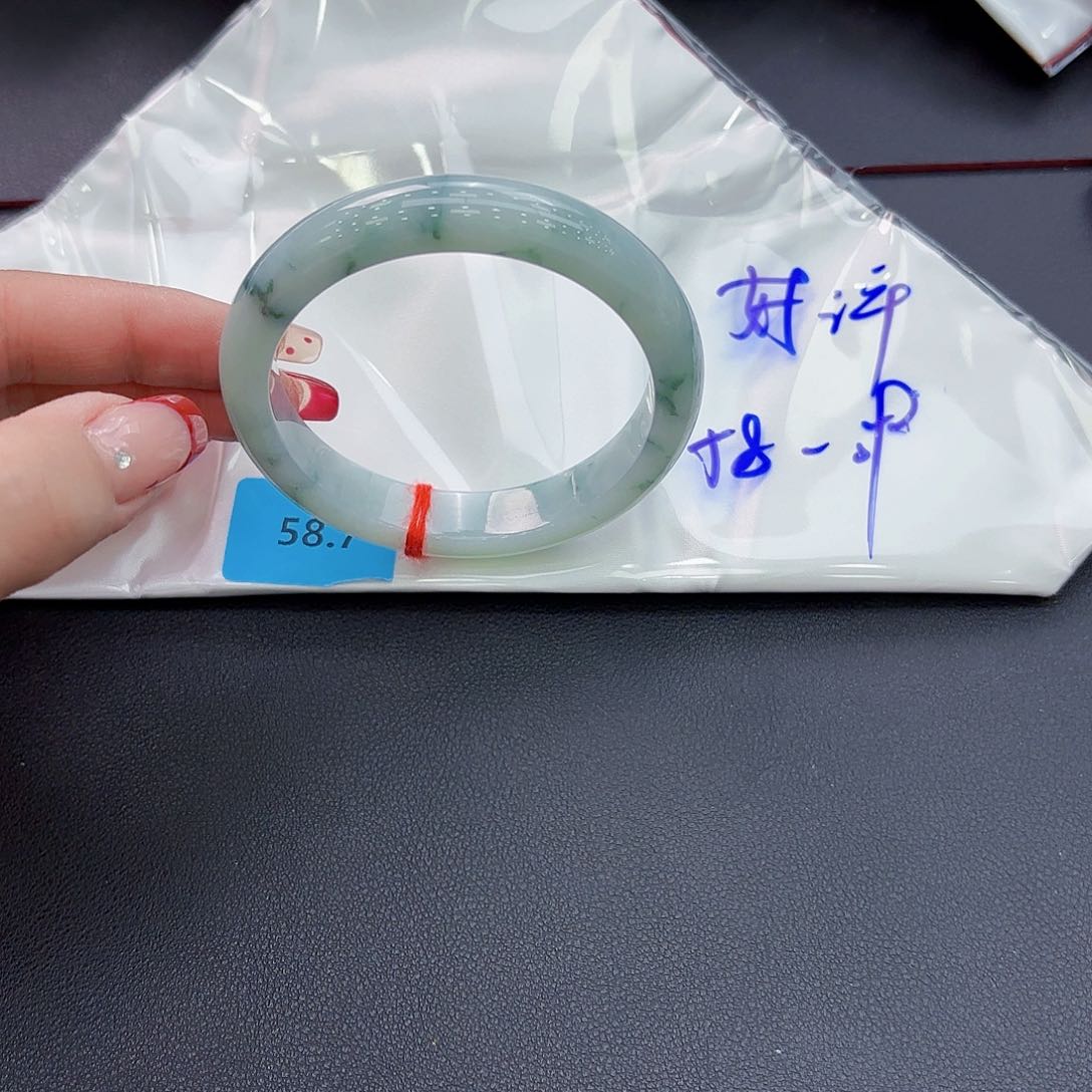 翡翠手镯未镶嵌手镯