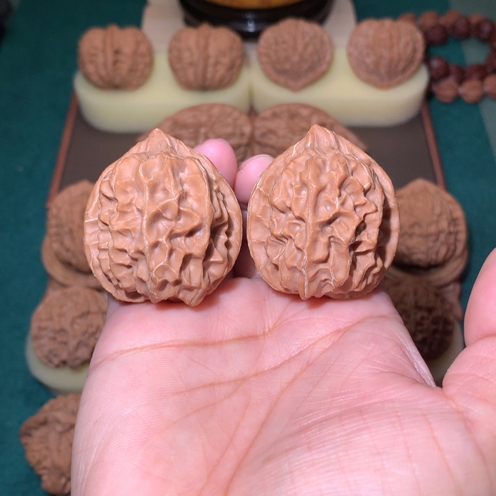 核桃文玩核桃把件龙纹方尊