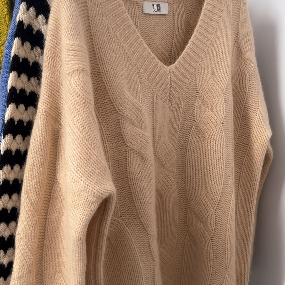 其***有V领 大麻花 羊绒衫 米色