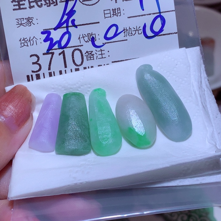 卡***东翡翠未镶嵌颈饰在