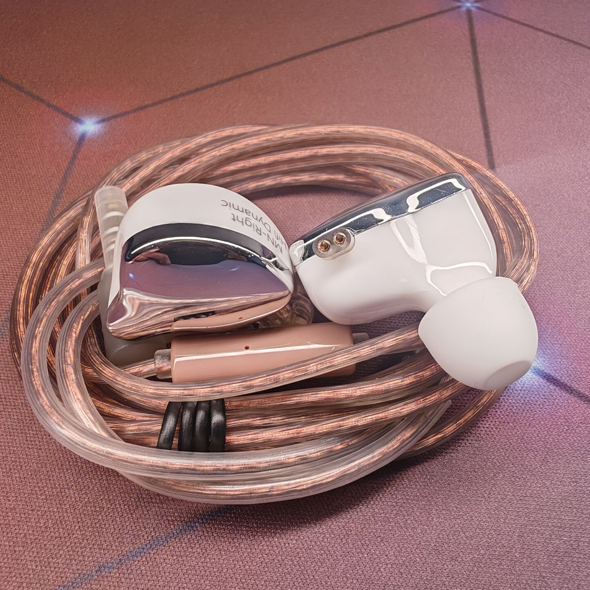 99新  99新千元双磁动圈镀钛振膜纯铝音圈无氧铜镀银线带麦耳机