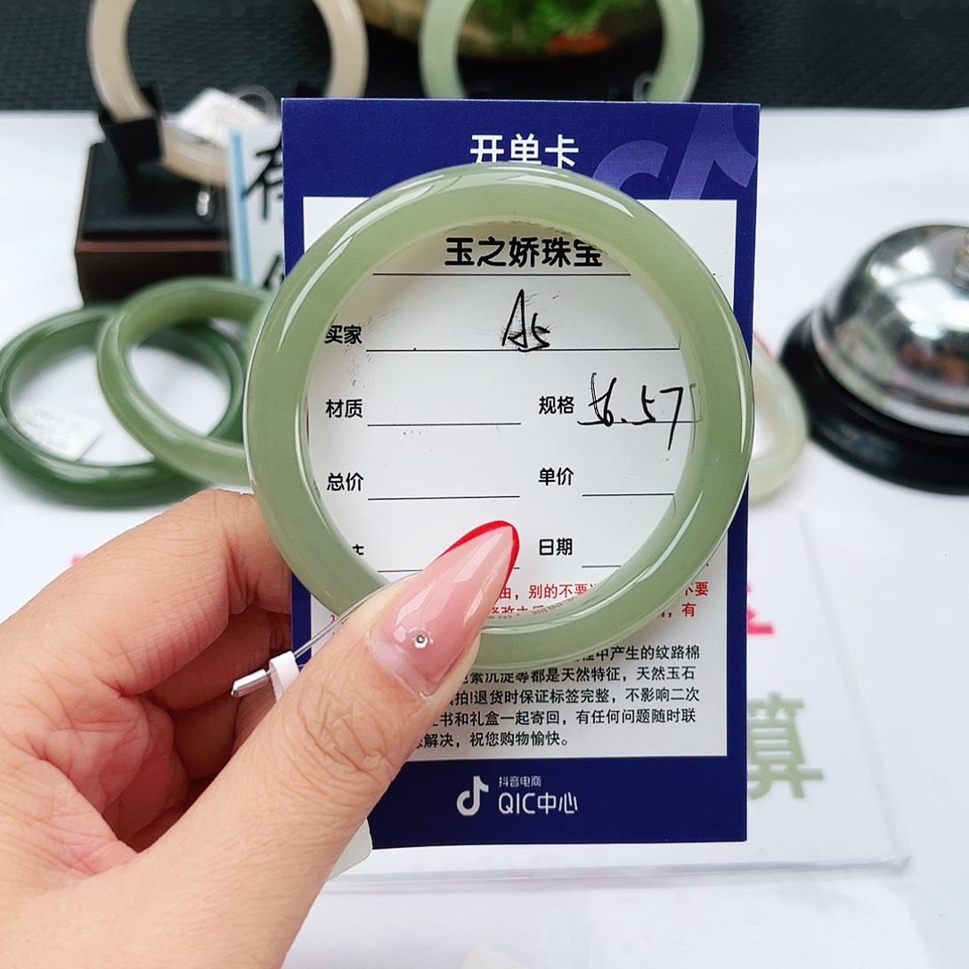 和田玉手镯未镶嵌哆*