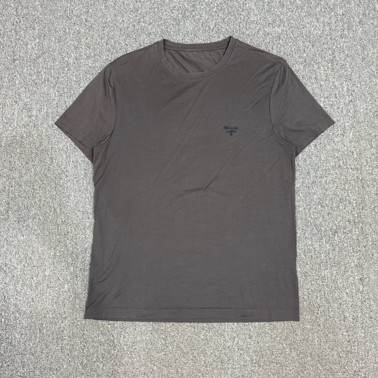 99新 Prada/普拉达 13571360 普拉达 胸口刺绣logo灰色短袖 M码