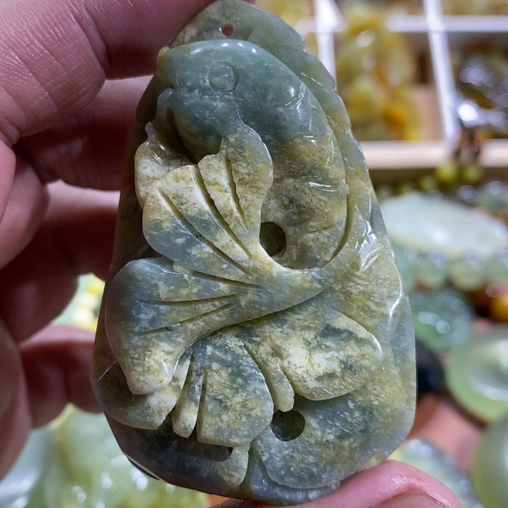 蛇纹石玉颈饰未镶嵌