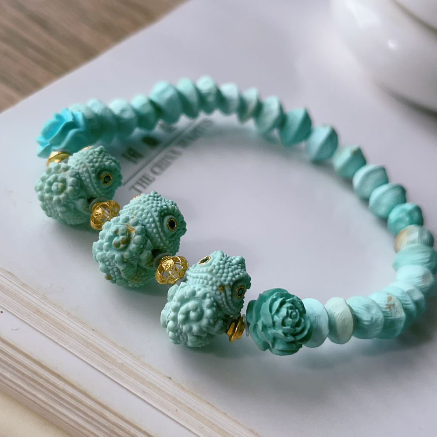 天然原矿绿松石百香籽手链搭配小蜥蜴18k金配饰8mm左右重14.9克