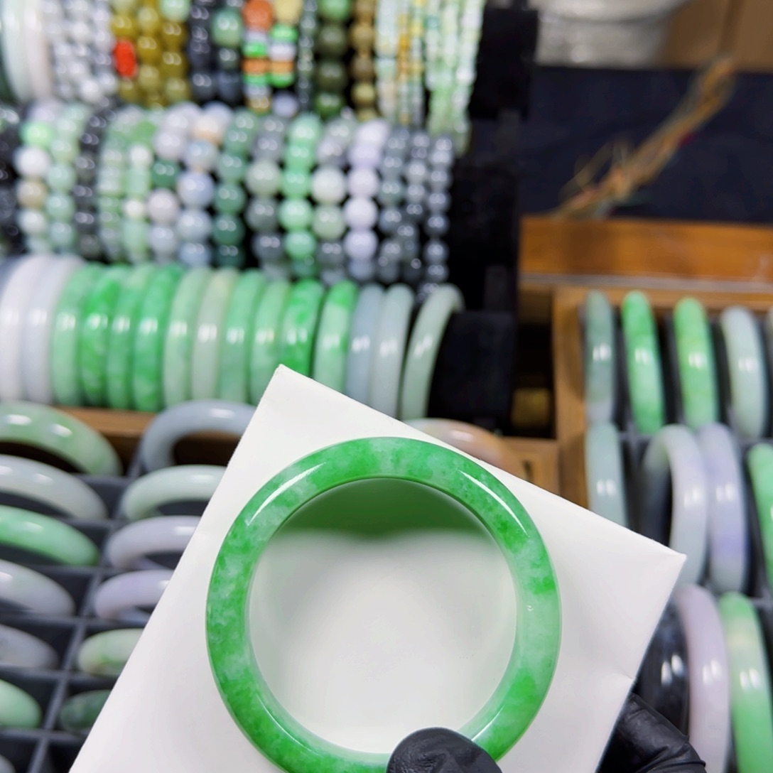 翡翠手镯未镶嵌为**呢