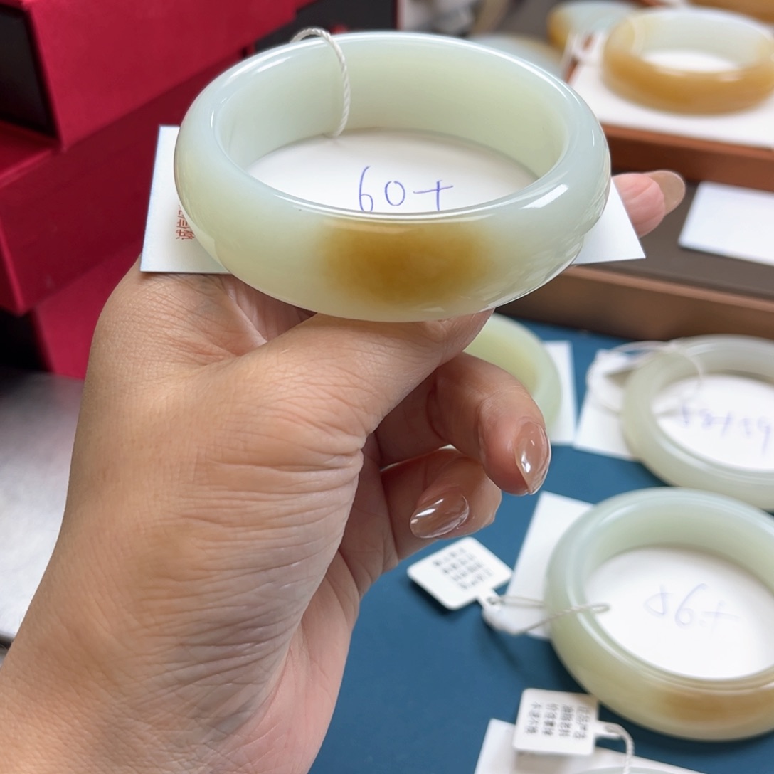 未镶嵌手镯和田玉如*