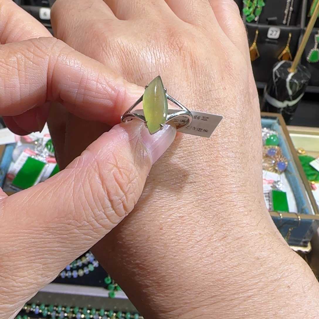 翡翠18K金镶嵌颈饰戒指