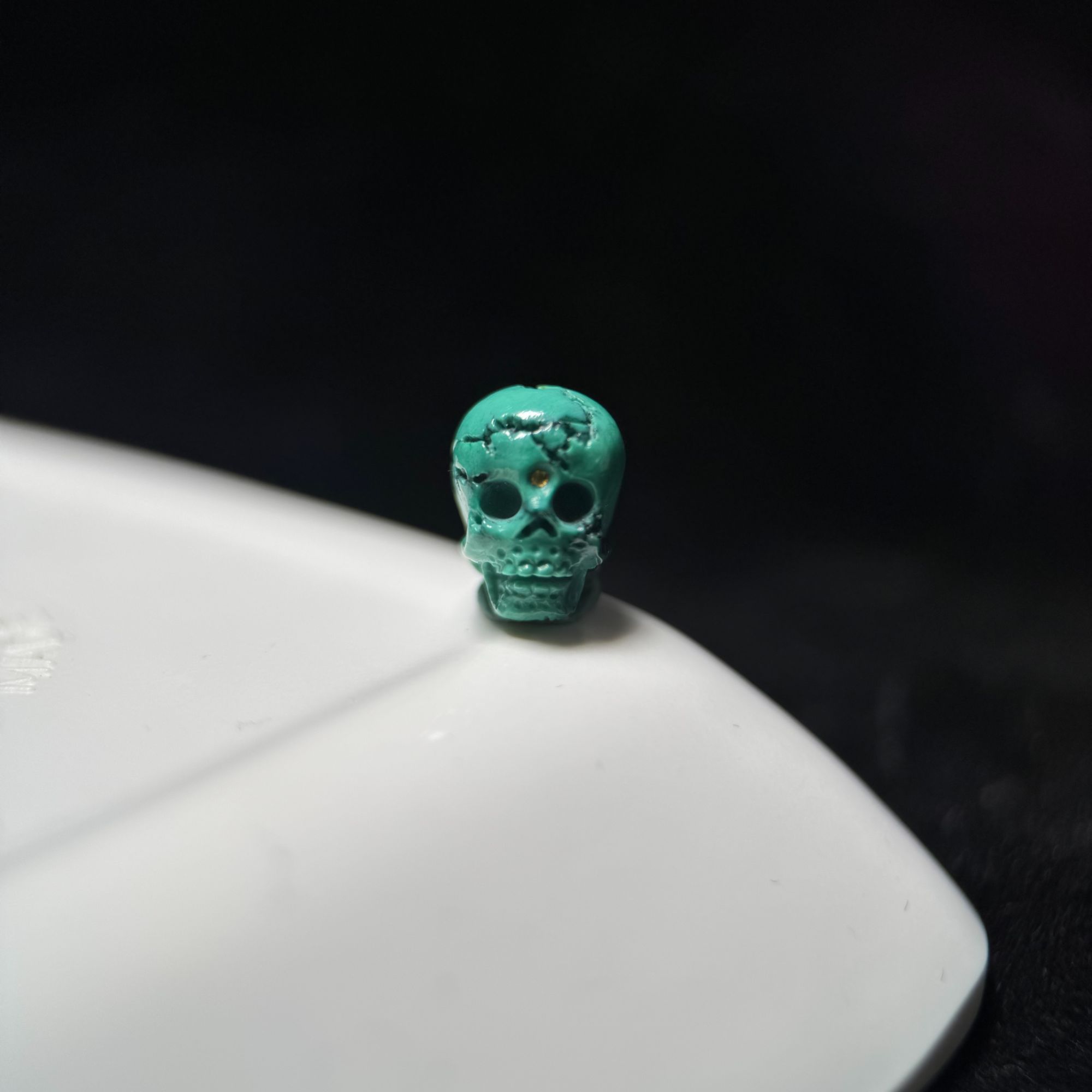 山与枢原矿绿松石手工雕刻骷髅文玩配饰高瓷色玉化弟子珠地大质检