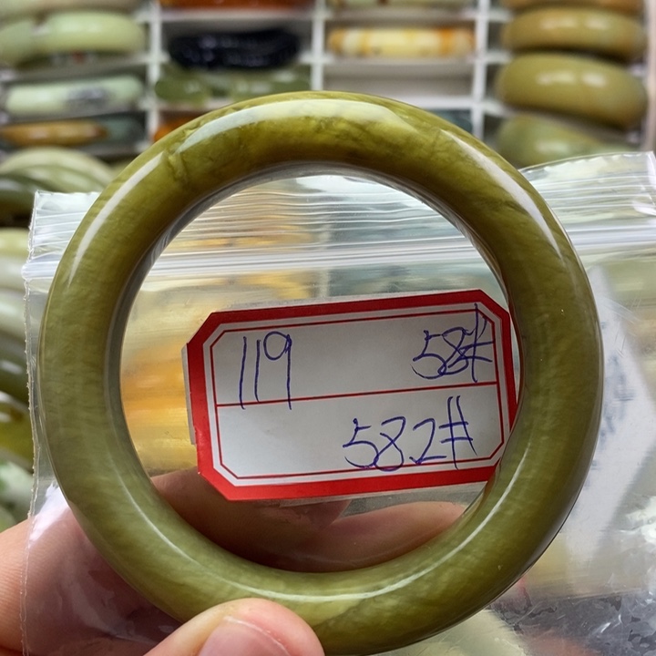 蛇纹石玉颈饰未镶嵌