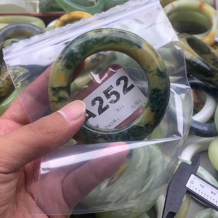 炫***天未镶嵌蛇纹石玉手镯