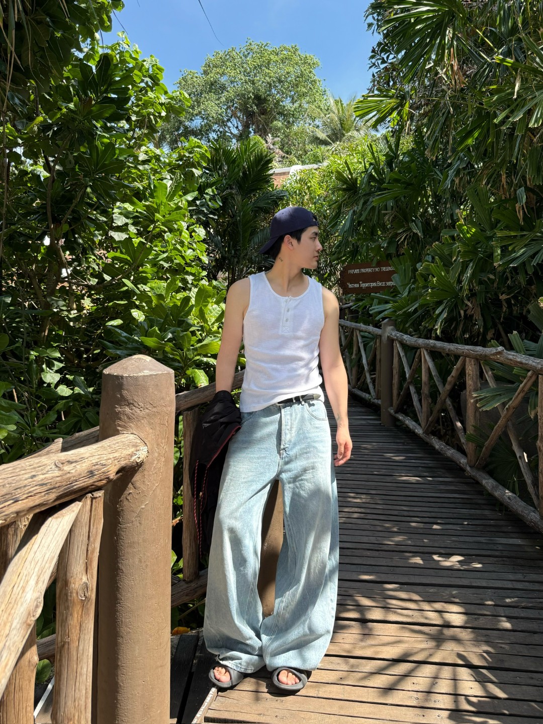 【RROES】洗水轻薄柔软浅蓝弯刀牛仔裤