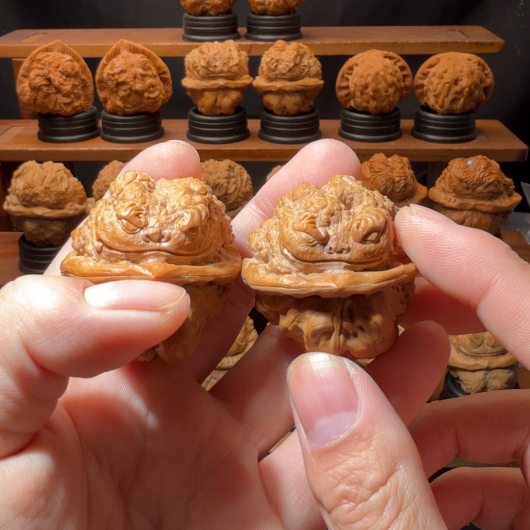 狂***风核桃把件蛤蟆头雕刻金蟾单面