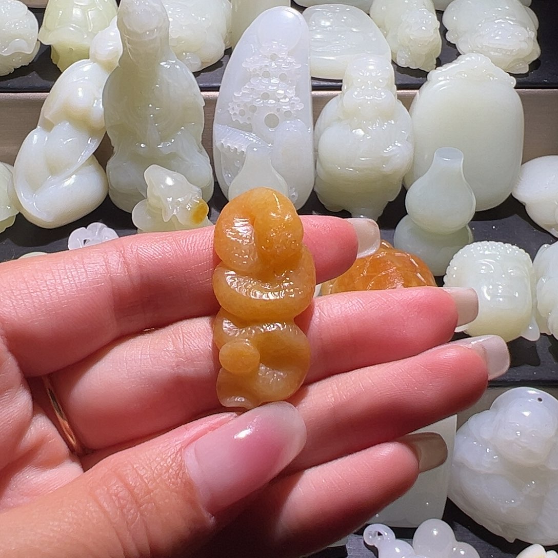 低***语和田玉未镶嵌颈饰