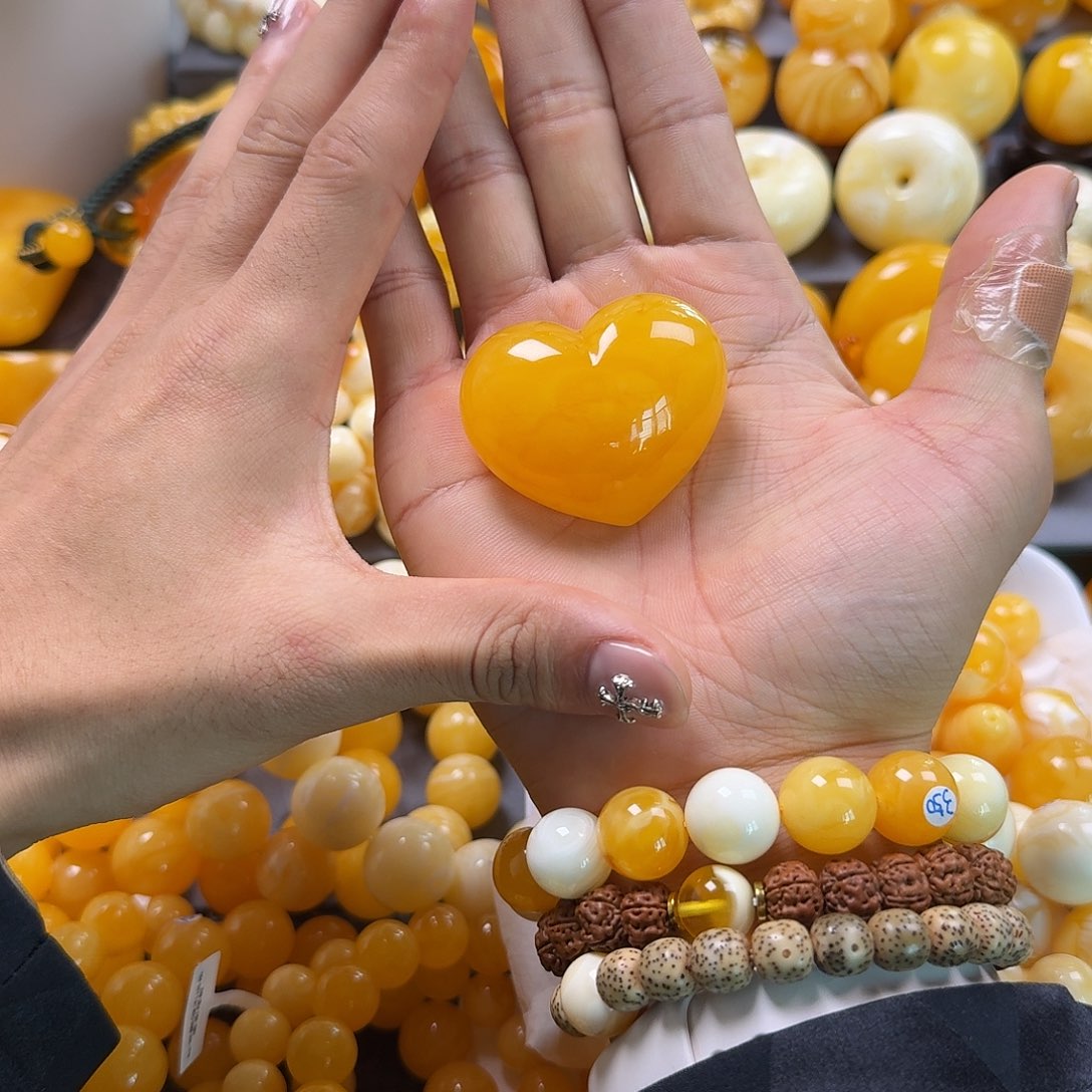 蜜蜡珠宝奇石未镶嵌爱心