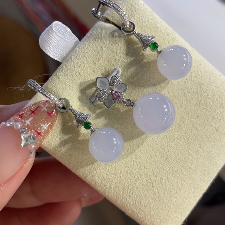 翡翠颈饰18K金镶嵌珠子