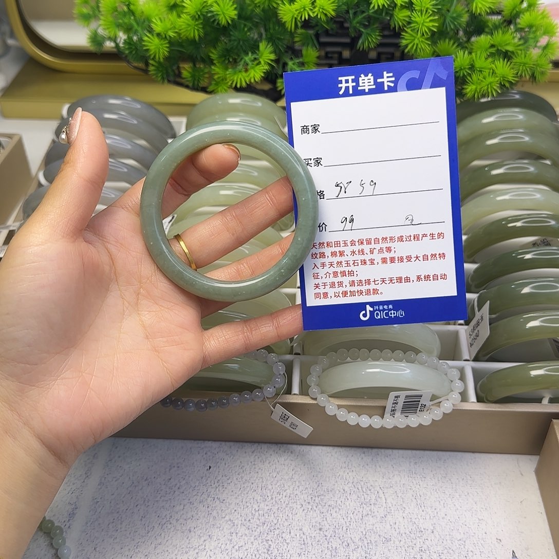 和田玉未镶嵌手镯