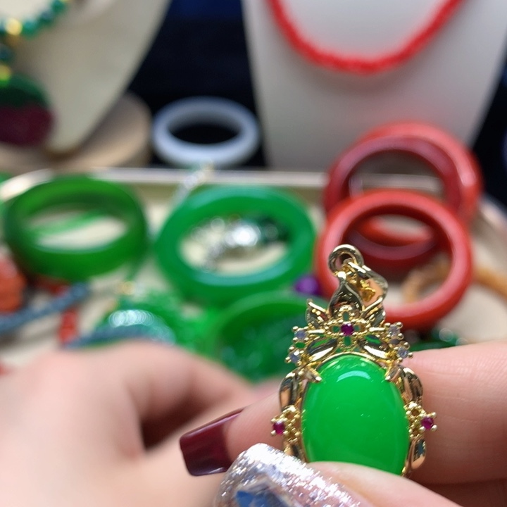 翡翠颈饰未镶嵌吊坠