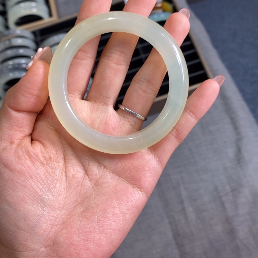 沈***娇蛇纹石玉未镶嵌手镯