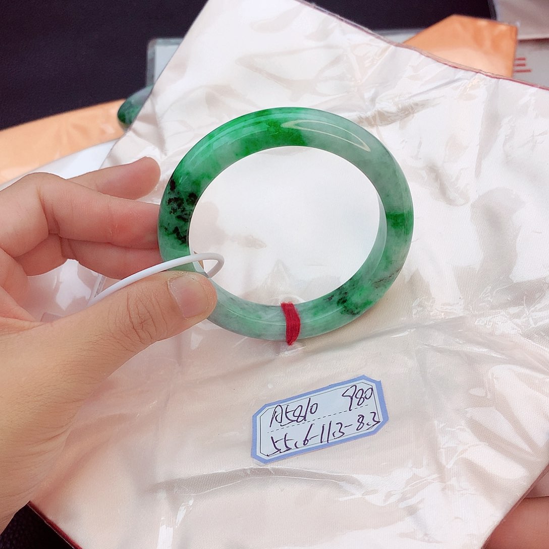 翡翠手镯未镶嵌翡翠