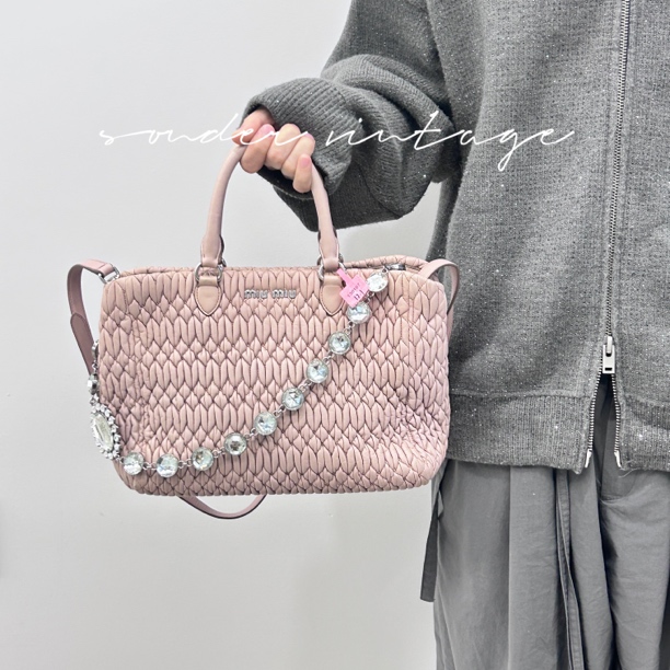 95新 MIU MIU/缪缪 miumiu裸粉宝石链褶皱菜篮子斜挎包