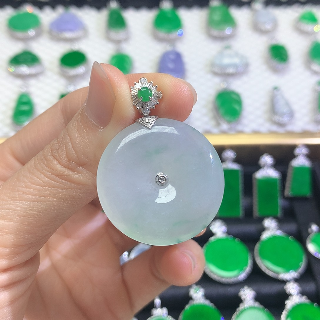 颈饰18K金镶嵌翡翠吊坠