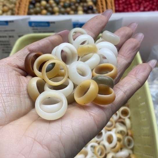 白玉菩提吊坠微瑕13/15内径跑环10颗