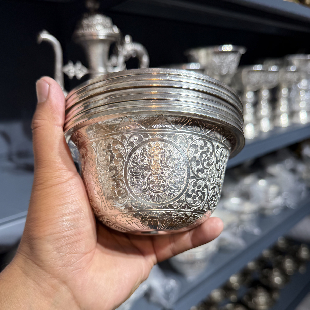 口径12公分，白铜材质供水碗，纯手工艺品。