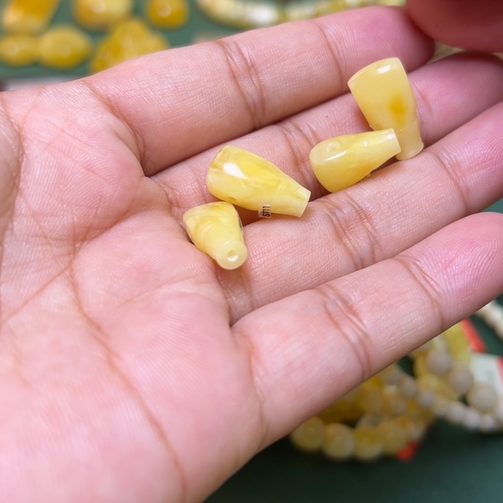 蜜蜡未镶嵌珠宝奇石多样性发其一