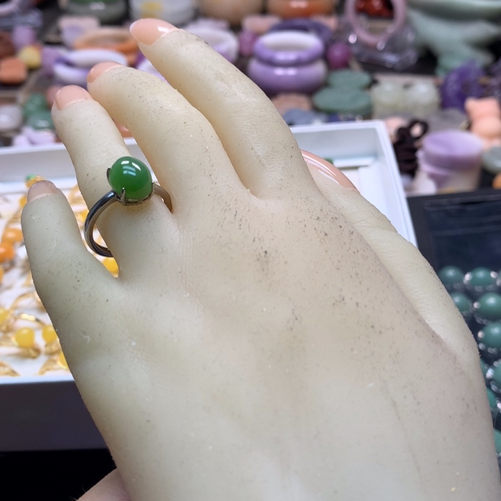 石英岩玉未镶嵌绿戒指