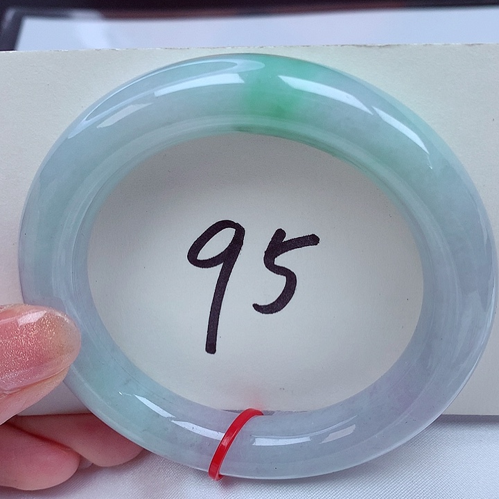 翡翠手镯未镶嵌翡翠