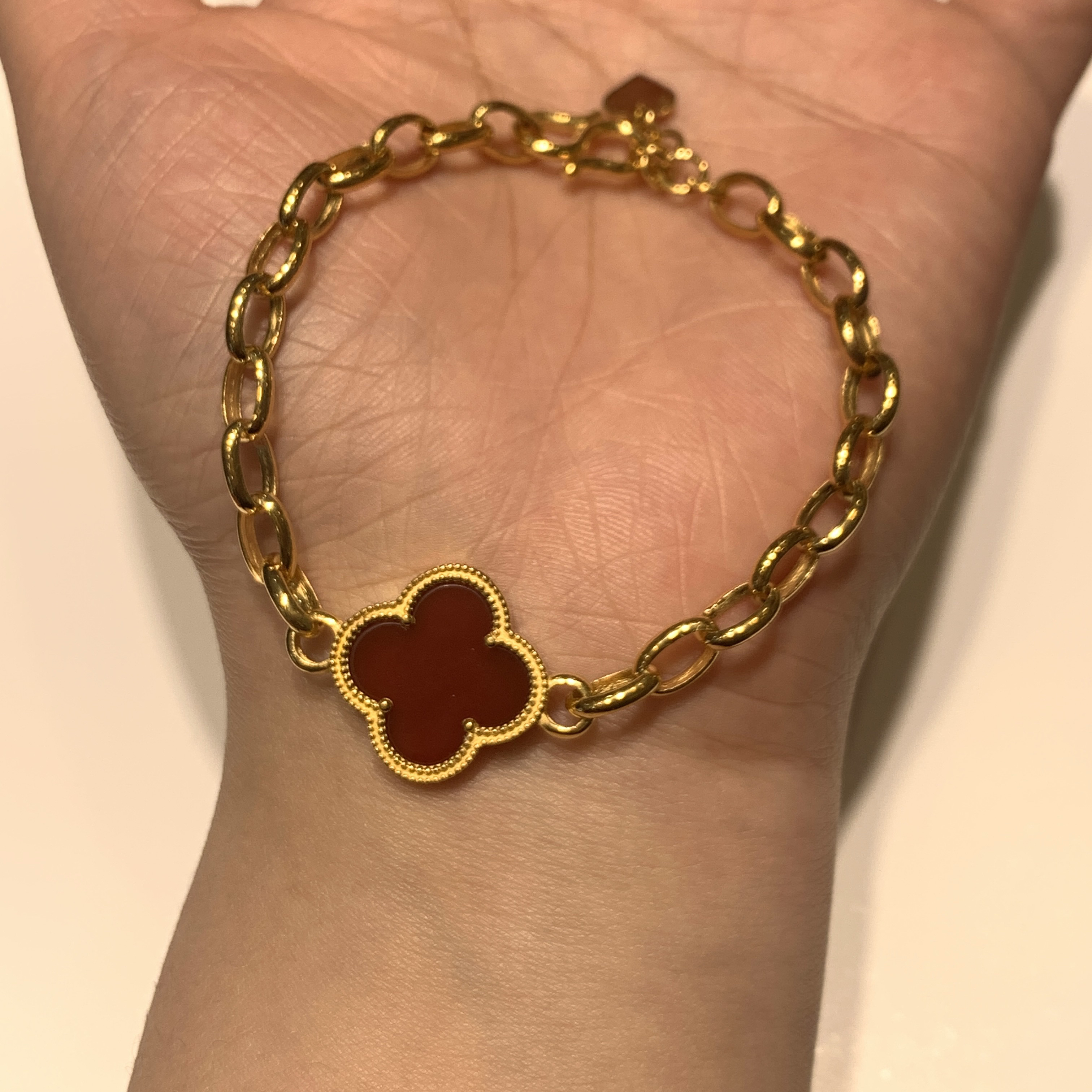 足金999 5G镶嵌四叶草手链，手链轻轻摇曳，与你同行，不负韶华‌。