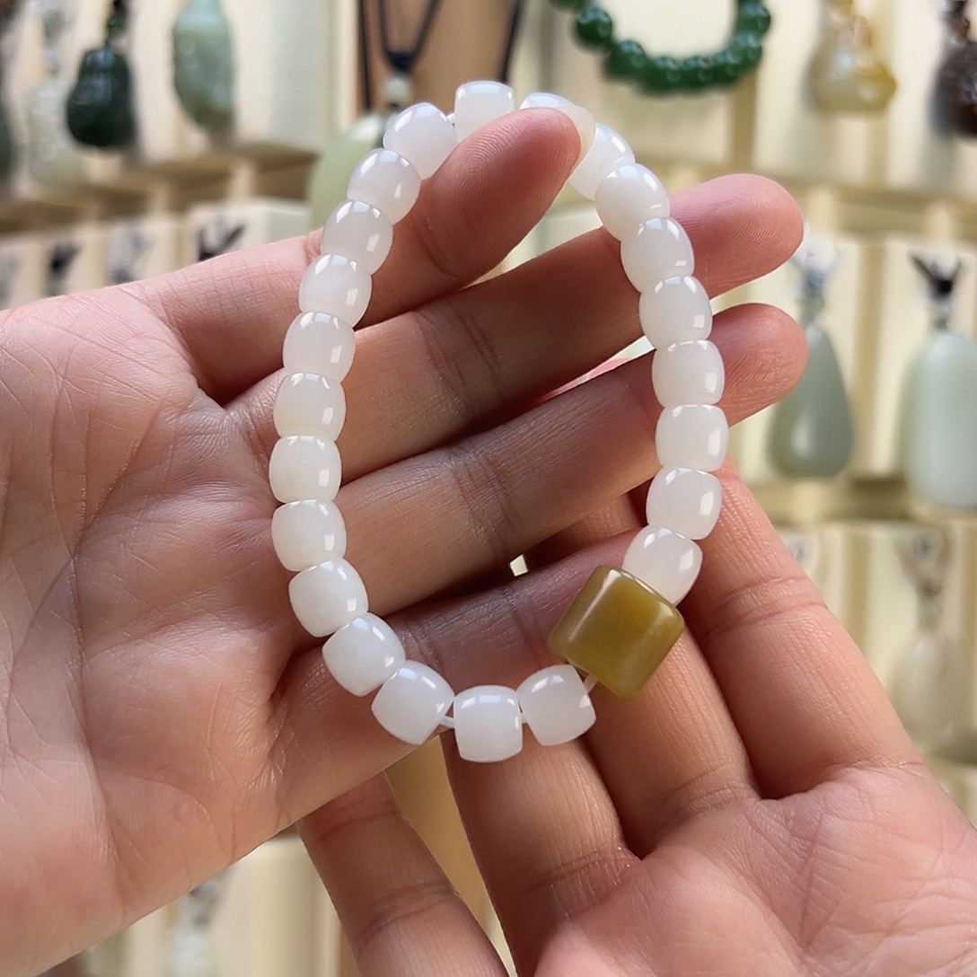 薇***芒和田玉未镶嵌颈饰