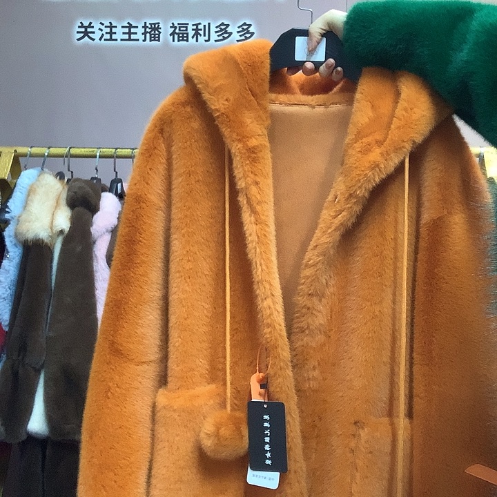 圣诞帽橘色毛球外套