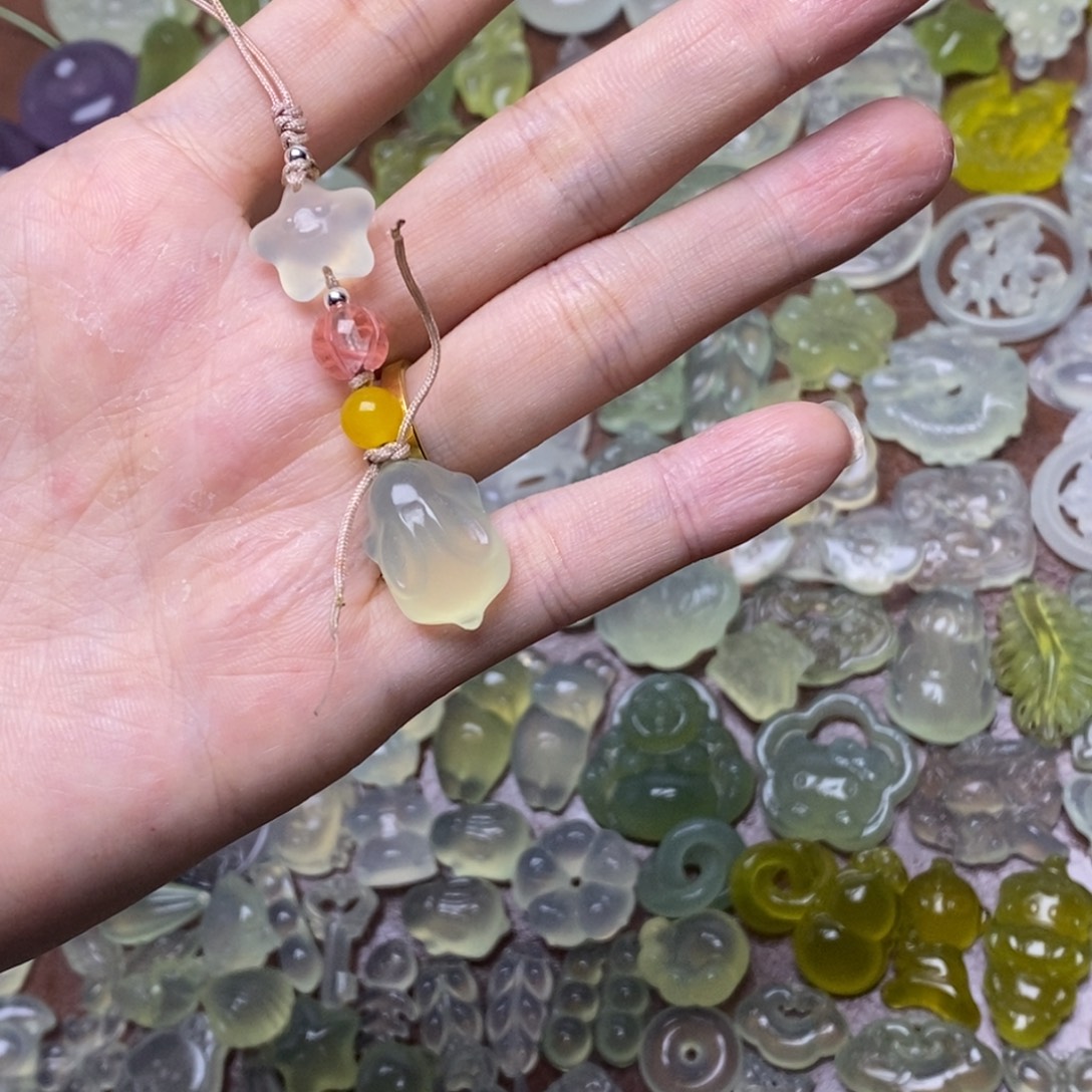 蛇纹石玉未镶嵌颈饰