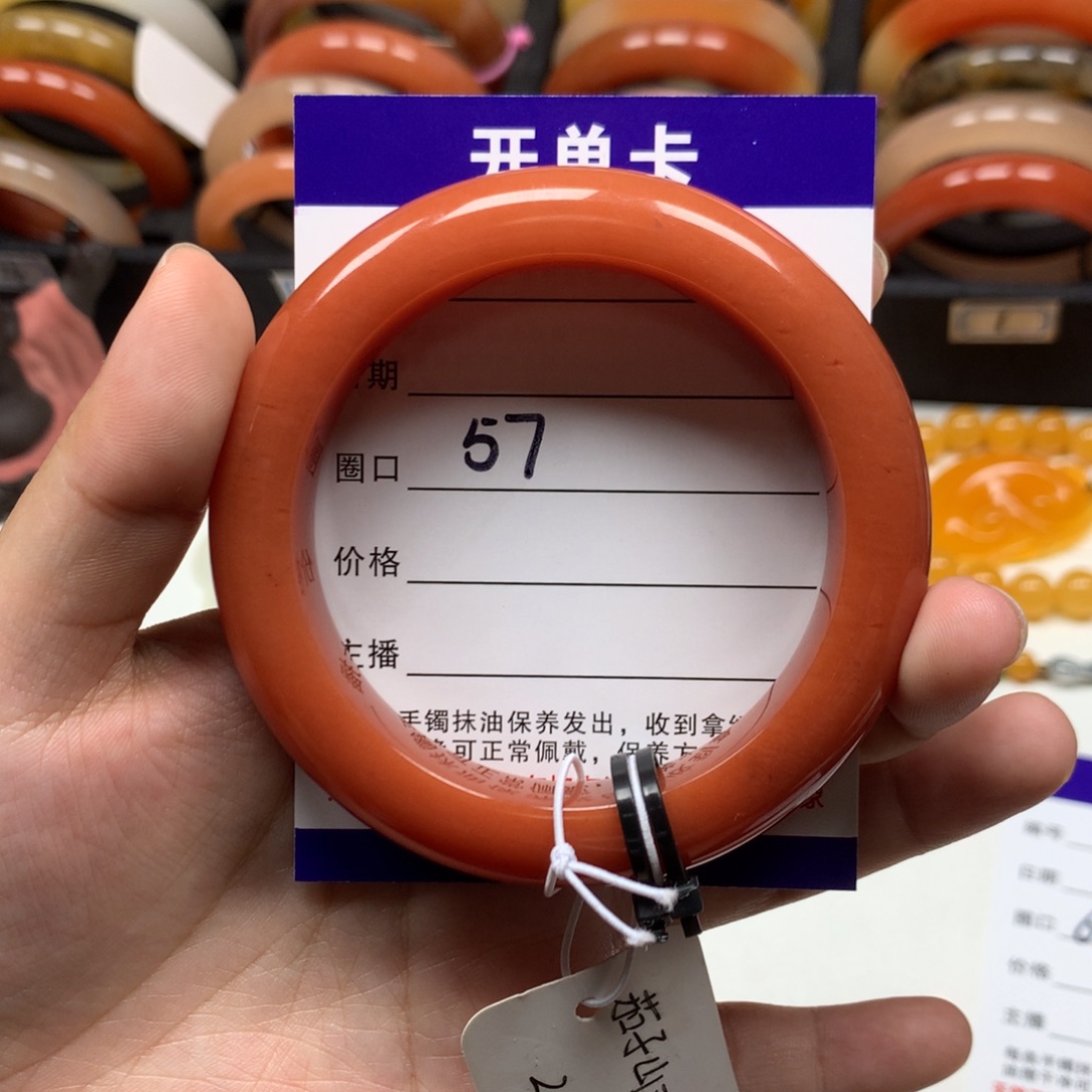 未镶嵌石英质玉（黄龙玉）手镯