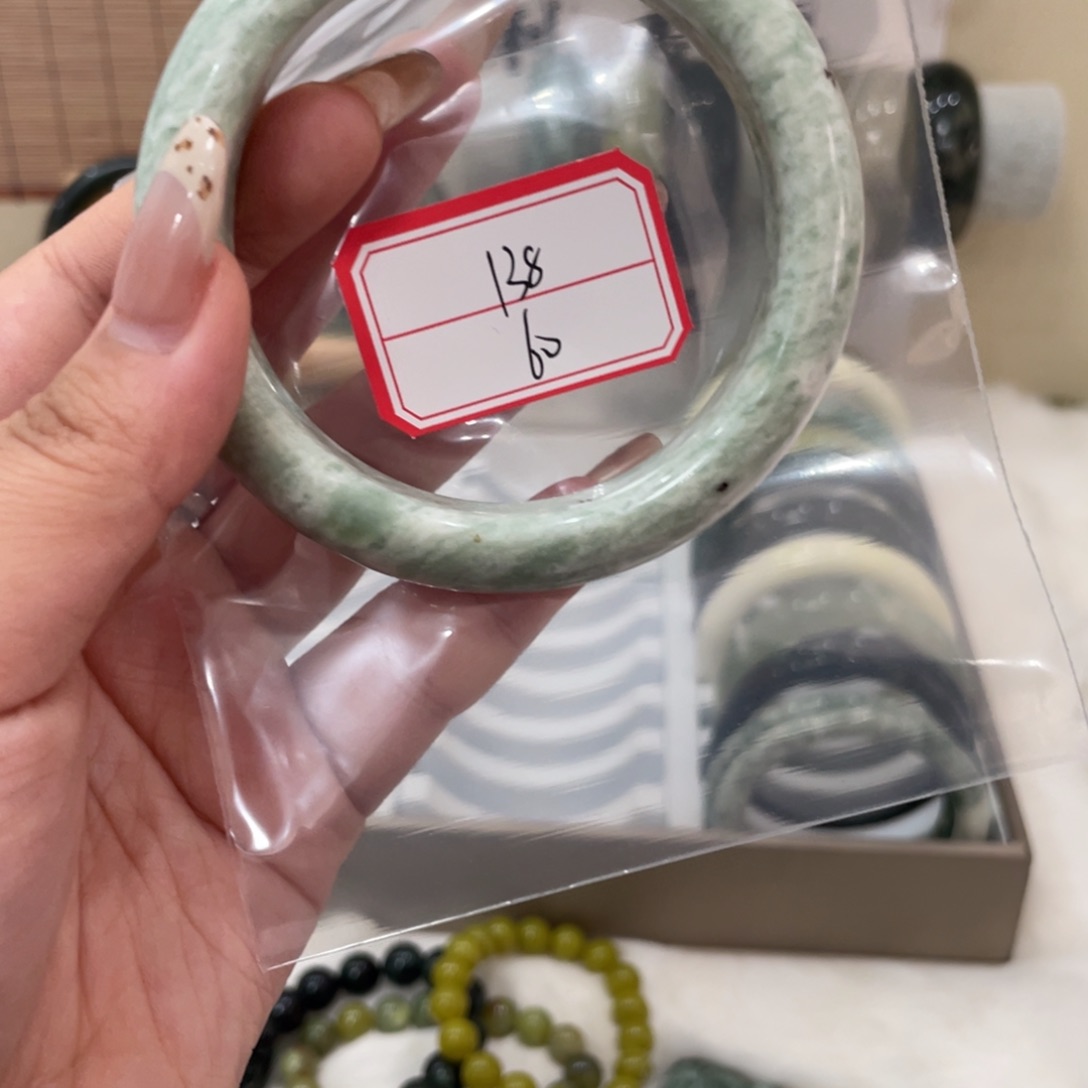 蛇纹石玉手镯未镶嵌