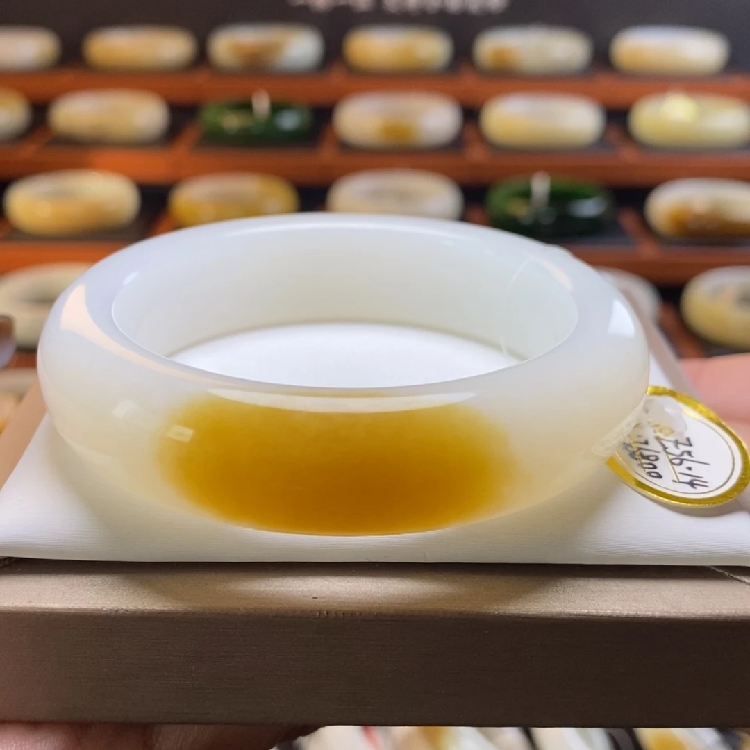 精品一口金糖白和田玉手镯