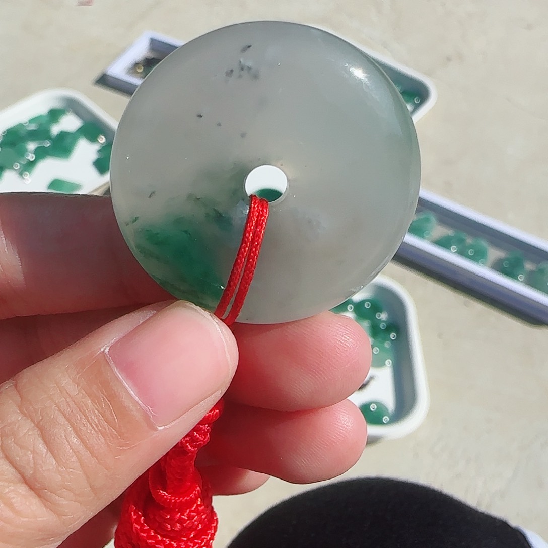 石英质玉颈饰未镶嵌万*