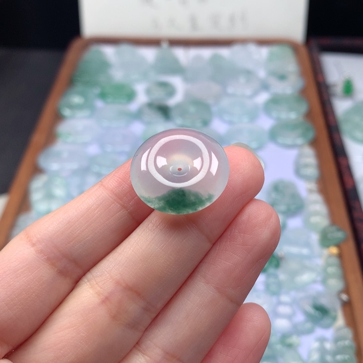 颈饰未镶嵌翡翠冰种飘花肥扣子