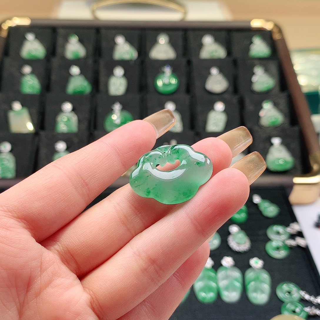 石英质玉未镶嵌颈饰