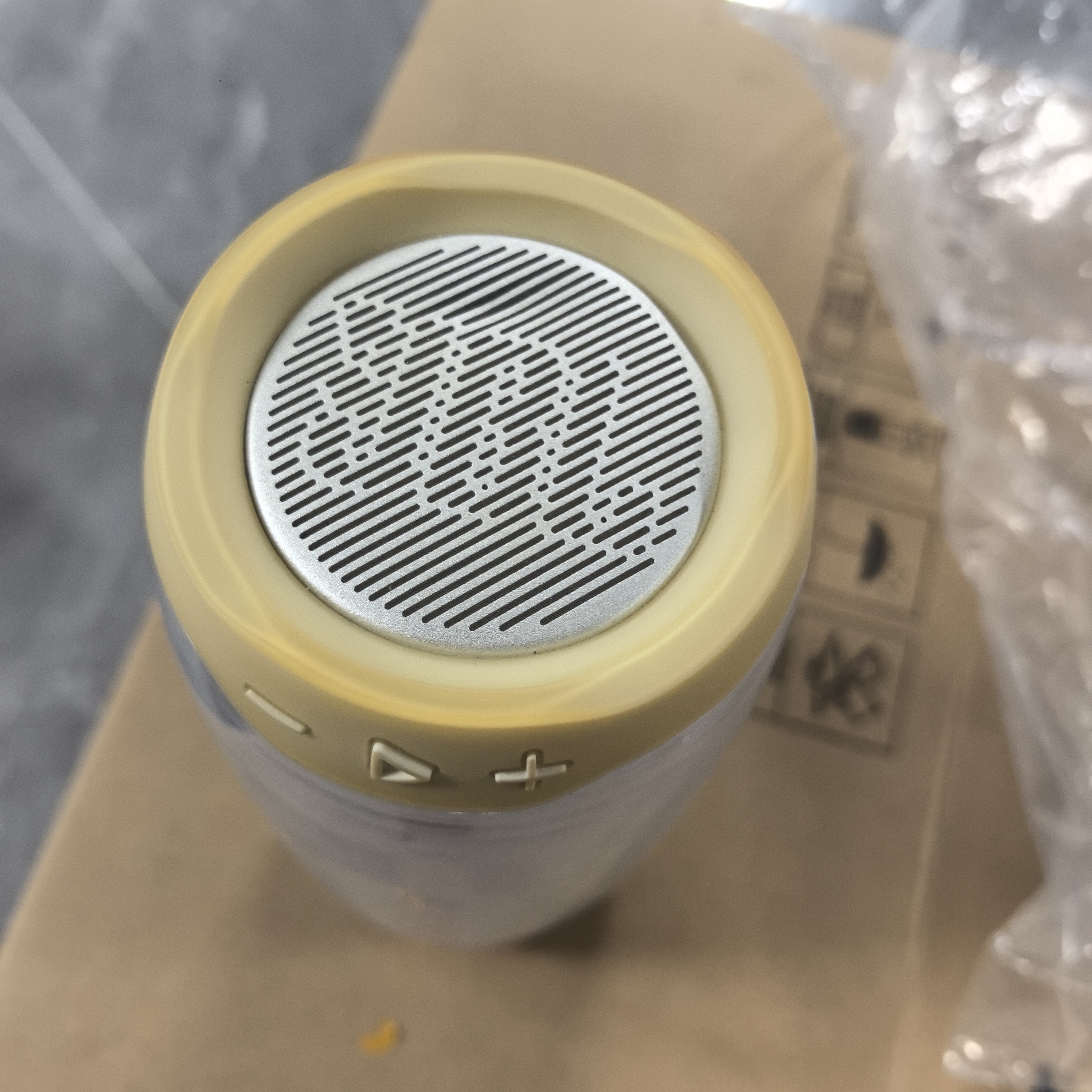 8新 JBL JBL脉动4 白色瑕疵30号
