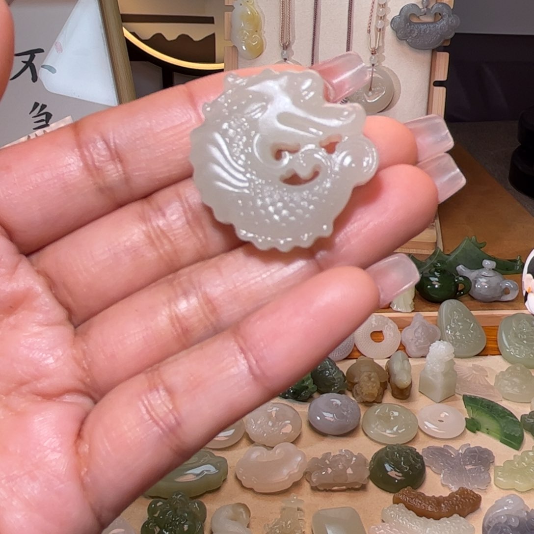 和田玉颈饰未镶嵌不*意