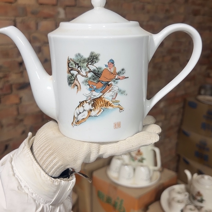库存微瑕武松打虎多空茶壶