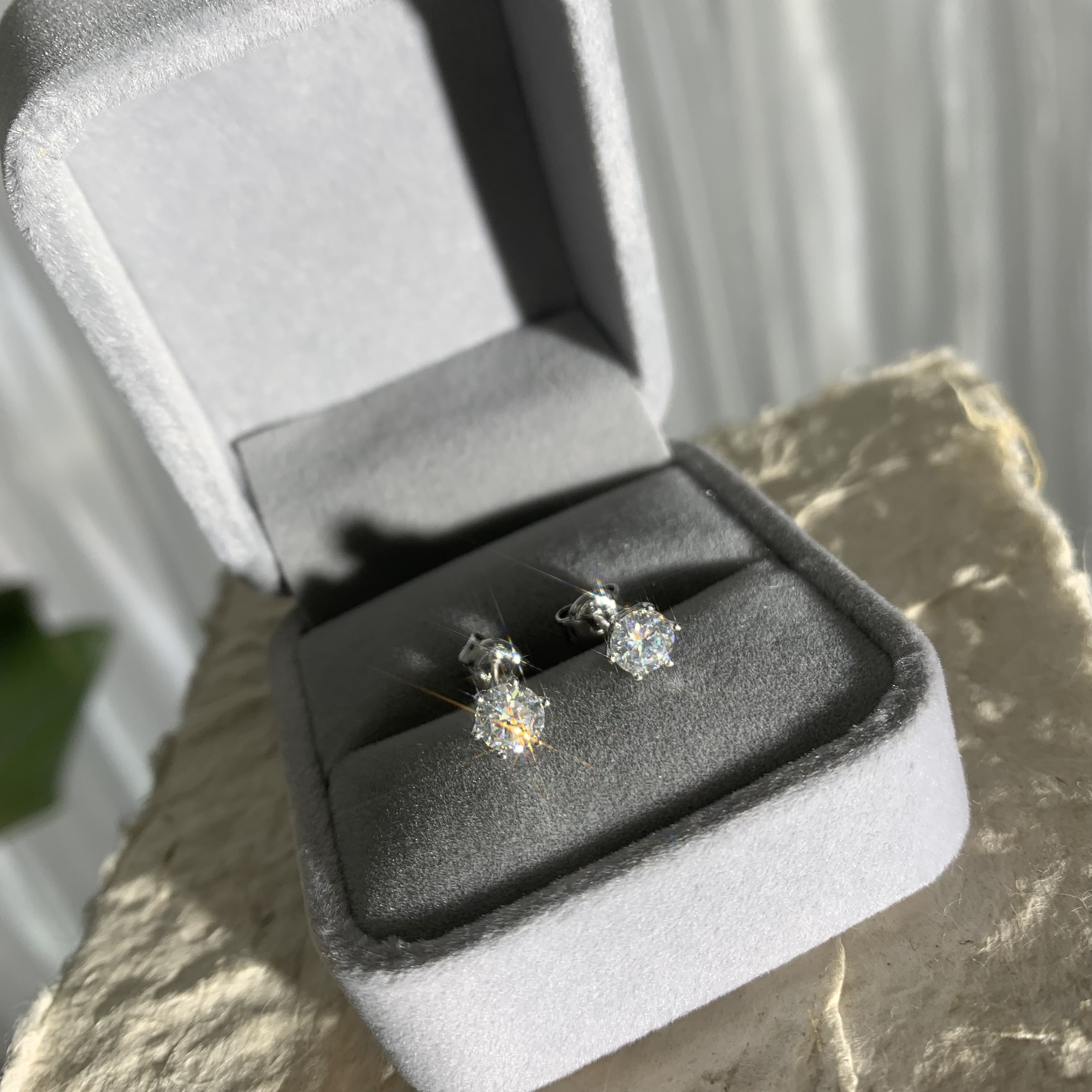 莫桑石铂金pt950首饰铂金镶嵌莫桑六爪耳钉时尚简约不支持退换