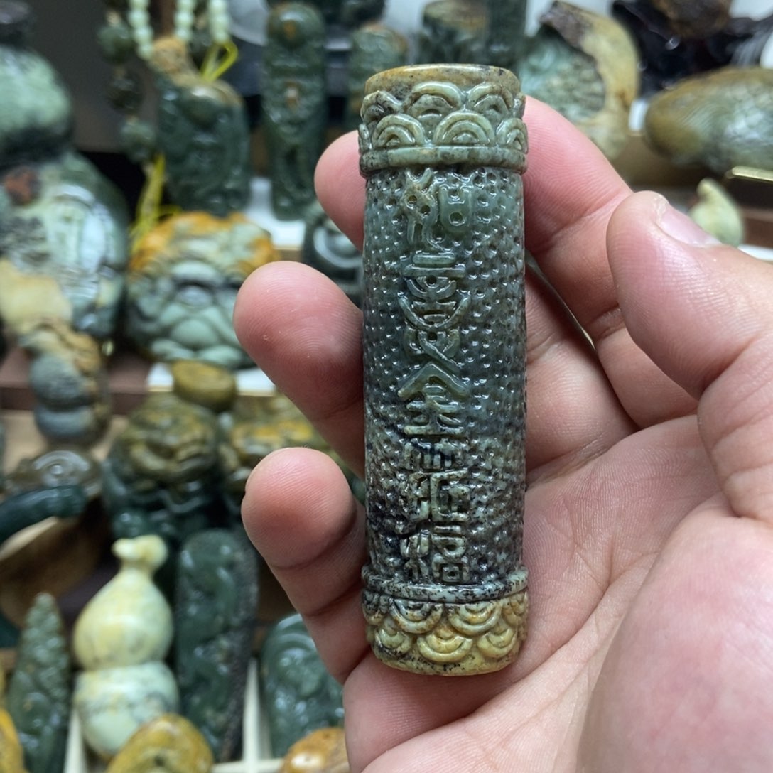 未镶嵌岫岩河磨玉（透闪石质玉）把件